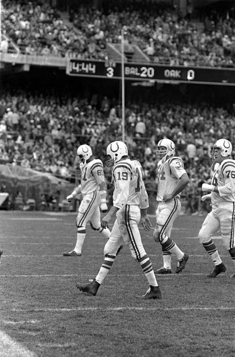 Nfl Legends, Johnny Unitas, Klr 650, Vintage Films, Baltimore Colts, Colts Football, Cincinnati Reds Baseball, Nfl Football 49ers, Football Photography