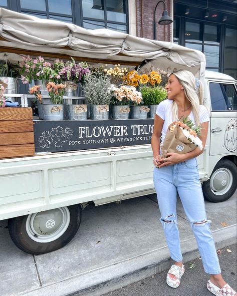 Flower Truck Pictures, Flower Truck Photoshoot, Anna + Core + Aesthetic, Pictures With Flowers, Business Shoot, Inspo Photoshoot, Truck Business, Prom Photoshoot, Flower Truck