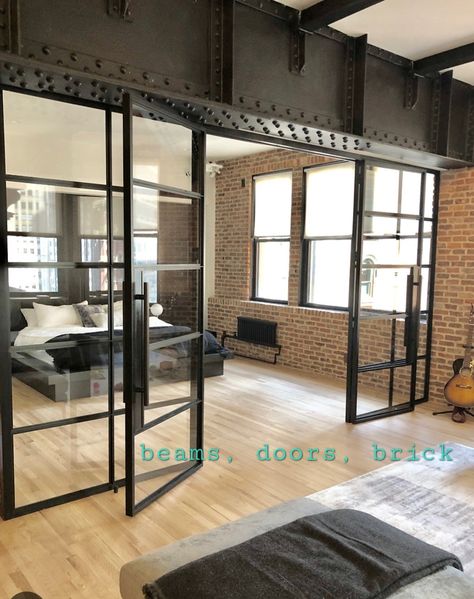 Industrial Style Bedroom, Loft Style Apartments, Industrial Bedroom Design, Warehouse Living, Nyc Loft, Loft Style Bedroom, Rustic Bedroom Design, Industrial Home Design, New York Loft