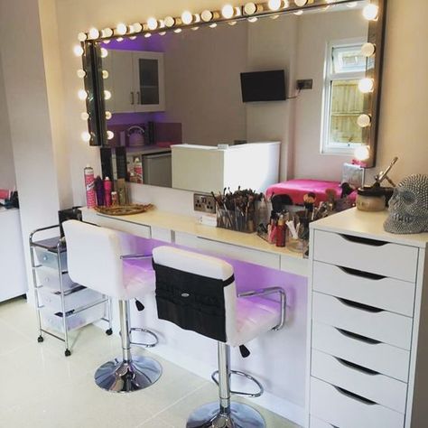 Small Beauty Parlor Room Ideas Interior Design, Small Makeup Studio Interior Design, Small Beauty Parlour Interior Design, Small Parlor Room Ideas, Makeup Studio Ideas Small Spaces, Beauty Parlor Interior, Small Makeup Studio, Parlor Room Ideas, Makeup Studio Ideas