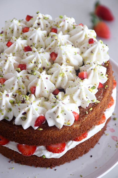 Pistachio Cake with Mascarpone Cream and Strawberries Buckwheat Cake, Pistachio Cake, Pie Cake, Savoury Cake, Homemade Cakes, Pistachio, Favorite Desserts, Clean Eating Snacks, Vanilla Cake