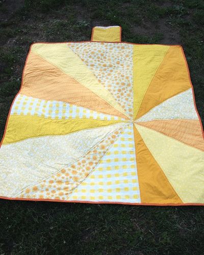 Tutorial: Sunburst Picnic Blanket | you and mie Dyi Baby Blanket, Quilted Beach Blanket, Patchwork Picnic Blanket, Quilt Picnic Blanket, Picnic Quilt Ideas, Quilted Picnic Blanket, Diy Picnic Blanket, Picnic Quilt Pattern, Sunburst Quilt