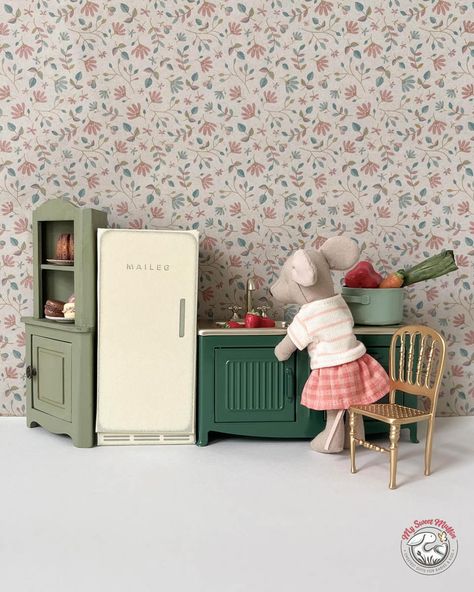 Maileg corner cabinet is now available in Mouse size! #maileg #mailegmouse#maileghouse #dollhouseminiatures #dollhouseminiature #dollhousedecor #dollhousetherapy #maileghouse Maileg Dollhouse, Maileg Doll House, Maileg Dolls, Egmont Toys, Mouse Hole, Maileg Mouse, Doll House Furniture, Corner Cabinet, Metal Kitchen