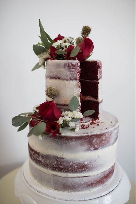 Red velvet cake, perfect combination of Christmas and Wedding, love the colours Ruby Wedding Cake, 40th Wedding Anniversary Cake, Red Velvet Wedding, Ruby Cake, Red Velvet Wedding Cake, 40th Anniversary Party, Vintage Wedding Cake, Velvet Wedding, Wedding Cake Pictures