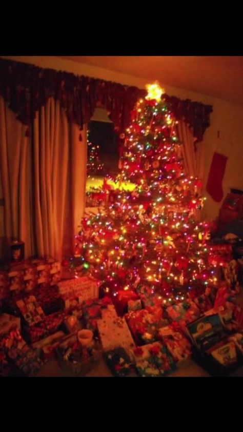 Christmas Decor Ideas 2000s, Christmas In 2000, Christmas Tree Ideas Nostalgic, Christmas Eve Astethic, Nistolgic Christmas, Christmas Aesthetic Rich, Nostalgic Christmas Decor Ideas, Christmas Nastolgia Aesthetic, Christmas 2000s Aesthetic