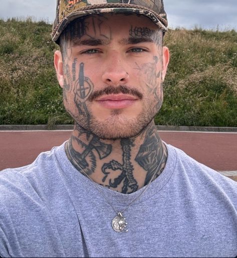 Tatted Men With Beards, Beards Tattoos And Muscles, Heavily Tattooed Guys, Bald Bearded Tattooed Men, Tattoed Man With Beard, Oni Tattoo, Guys Tattoos, Beard Man, Edc Carry