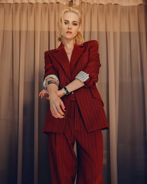 Kristin Stewart, Kristen Stewart Style, Women In Suits, Miranda Cosgrove, Red Suit, Sarah Michelle Gellar, British Actresses, Kristen Stewart, Princess Diana