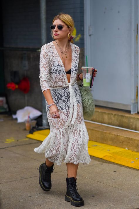 Lace Dress Street Style, Lace Street Style, New York Street Style Summer, Street Style Summer Outfits Inspiration, Lace Dress Outfit, Boho Street Style, Street Style Edgy, New York Street Style, Nyc Street Style