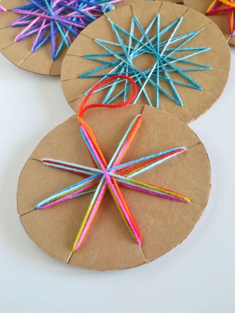 Diy Yarn Ornaments, Yarn Ornaments, Yarns Ornaments, Easy Holidays Crafts, Kids Christmas Ornaments, Diy Yarn, Holiday Crafts For Kids, Paper Plate Crafts, Plate Crafts