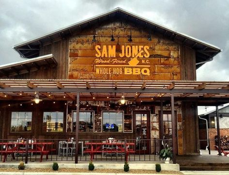 Ranch Style Restaurant, Rustic Restaurant Exterior Design, Bbq Restaurant Exterior Design, Texas Bbq Restaurant, Barn Restaurant Ideas, Barbecue Restaurant Design, Western Bar Ideas, Bbq Restaurant Interior, Bbq Restaurant Design