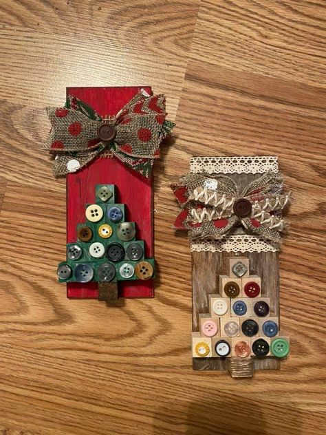 Dollar Tree Wood Planks, Diy Xmas Gifts, Handmade Christmas Crafts, Diy Holiday Gifts, Dollar Tree Diy Crafts, Christmas Door Hanger, Diy Dollar Store Crafts, Holiday Crafts Christmas, Christmas Ornaments Homemade