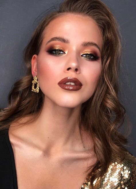 stunning night out makeup with a gold smoked out eyeshadow and a brown high gloss lip Party Makeup Green Eyes, Night Out Makeup, Golden Makeup, Bronze Eye Makeup, Make Up Gold, Gold Makeup Looks, Ideal Makeup, Light Makeup Looks, Makeup Looks For Green Eyes