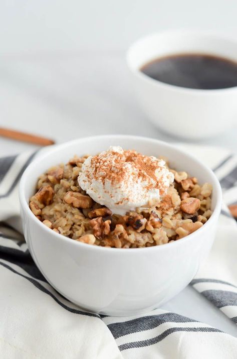 Chai Chia Oatmeal | CaliGirlCooking.com #oatmealrecipes #chai #breakfastrecipes Chai Tea Oatmeal, Chai Oatmeal, Healthy Filling Breakfast, Chia Oatmeal, Breakfast Bread Recipes, Chia Seed Recipes, Filling Breakfast, Toddler Food, Homemade Whipped Cream