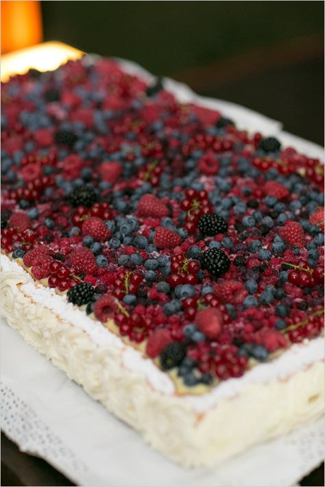 wedding cake | fresh berry cake | Italian wedding | wedding desserts | #weddingchicks Fresh Berry Cake, Fresh Berries Cake, Italian Wedding Cakes, Berry Wedding, Summer Wedding Cakes, Italian Cake, Traditional Wedding Cake, Torte Cupcake, Berry Cake