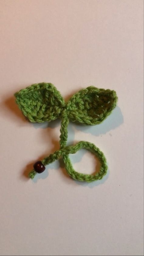 #bookmark #diy #crochet #books #crocheting #crochetprojects #selfmade #lastminute #giftideas #easy #leaf #leafbookmark #leaves Crochet Leaf Crown, Crochet Leaf Headphone, Knitted Leaf, Bookmark Diy, Leaf Bookmark, Diy Best Friend Gifts, Crochet Edging Patterns, Crochet Knit Stitches, Diy Bags Patterns