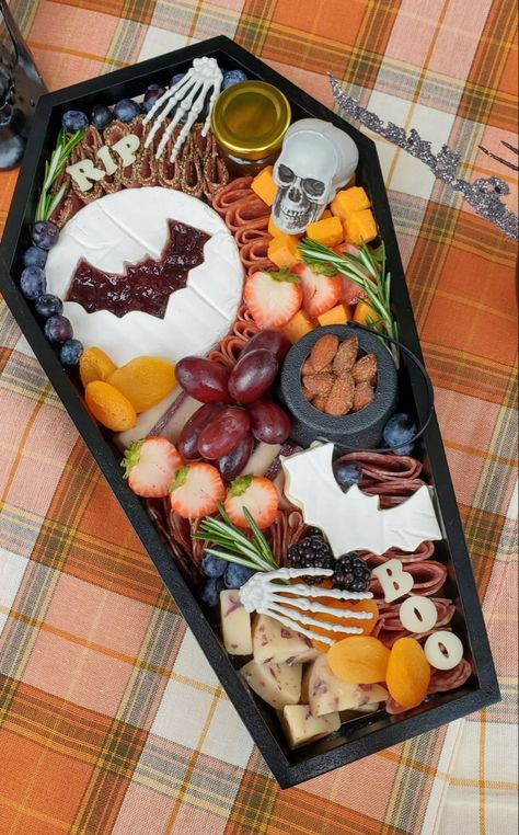 Summerween Drink Ideas, Coffin Wedding Decor, Halloween Snack Platter, Halloween Charcutiere Board, Summerween Aesthetic Food, Summerween Treats, Summer Ween Food, Halloween Charcuterie Table, Halloween Party Charcuterie Board