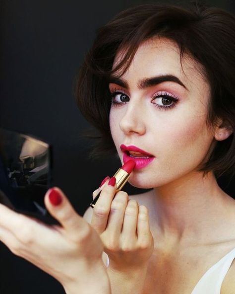 Lily Jane Collins, Lily Collins Style, Applying Lipstick, Make Up Studio, Body Shop At Home, Lipstick Palette, Perfect Lipstick, Hydrating Lipstick, How To Apply Lipstick