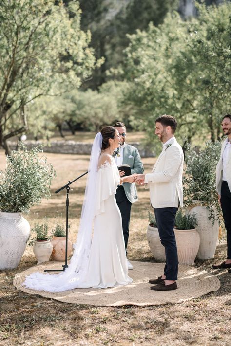 Rug For Wedding Ceremony, Wedding Ceremony In Nature, Minimalist Wedding Altar Outdoor, Rug Ceremony Wedding, Natural Wedding Ceremony, Simple Outside Wedding Ceremony, Rugs At Wedding Ceremony, Rug At Wedding Alter, Round Rug Wedding Ceremony