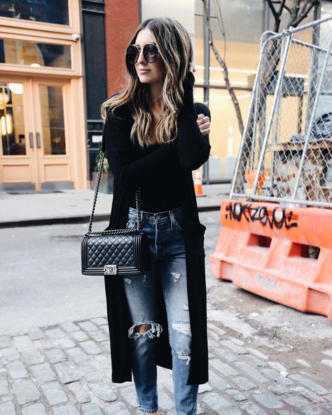 Ripped jeans, long black cardigan and Chanel boy bag Black Cardigan Outfit, How To Have Style, Long Cardi, Long Black Cardigan, Cardigan Outfit, Jeans Long, Outfit Jeans, Cardigan Outfits, Max Azria