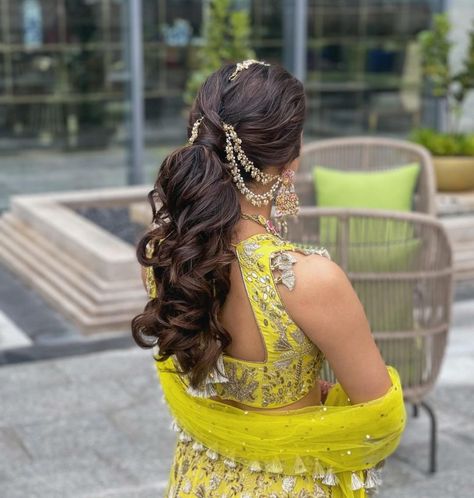 Hairstyles For Haldi, Desi Bride Hair, Indian Bridal Bun, Smooth Bun, Bride 2024, Bridal Updos, Bridal Hairstyle Indian Wedding, Hair Style On Saree, Pinterest Jewelry