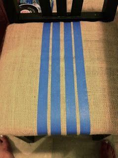 How to paint burlap How To Paint Fabric, Shabby Chic Boutique, Burlap Wall, Burlap Projects, Paint Fabric, Painting Burlap, Burlap Crafts, Paint Stripes, Burlap Fabric