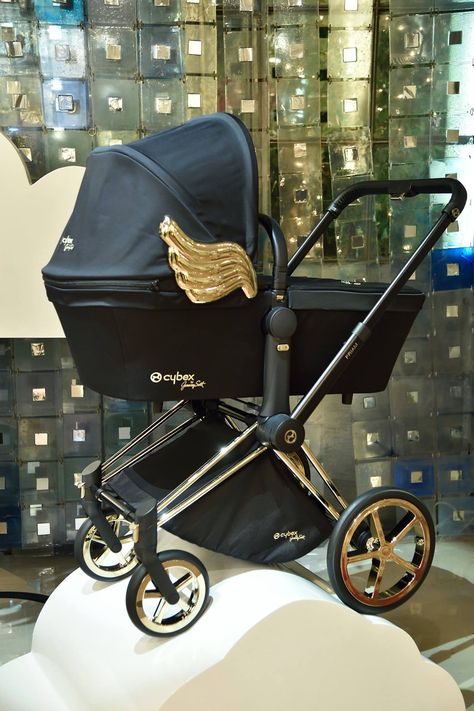 Cybex Debuts New Jeremy Scott Collection! Luxury Baby Room, Baby Utensils, Baby Mode, Baby Bling, Cool Baby, Baby Prams, Baby Necessities, Luxury Baby, Dream Baby