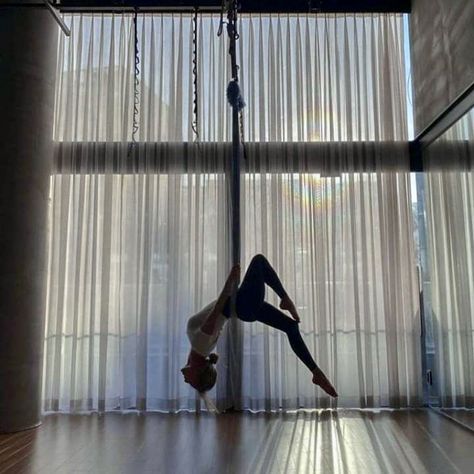 Flying Yoga, Aerial Gymnastics, Aerial Yoga Poses, Yoga Nature, Yoga Aesthetic, Aerial Dance, Aerial Hoop, Dancing Aesthetic, Aerial Silks