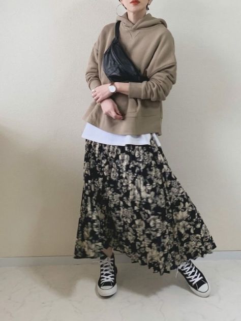 Japan Style Outfits, Rok Outfit, Stile Hijab, Tennis Skirt Outfit, Hijabi Outfits Casual, Muslim Fashion Outfits, Modest Fashion Outfits, Muslimah Fashion, 가을 패션