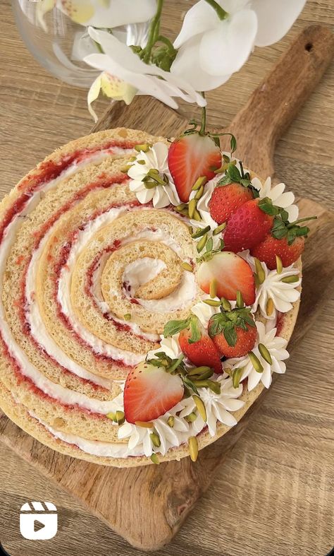 Strawberry Roll, Strawberry Roll Cake, Roll Cake, Cake Roll, Cooking Recipes Desserts, Cake Decorating Techniques, Sweets Recipes, Cafe Food, Yummy Food Dessert