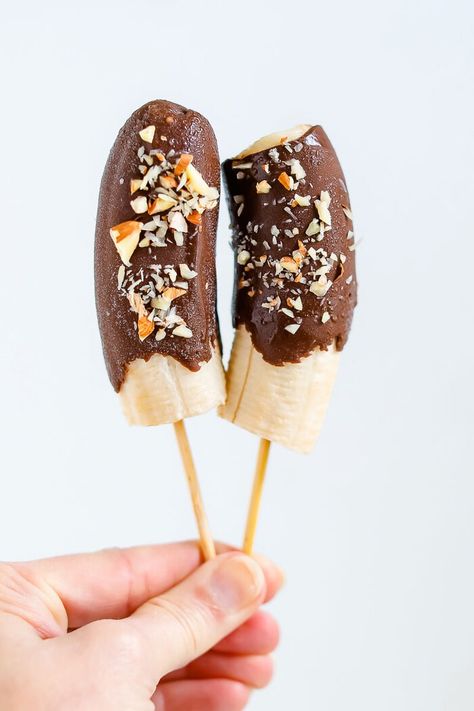 These healthy chocolate covered banana pops are made with just four ingredients. Simple, refreshing and the perfect cool and creamy summer treat. #frozenbanana #chocolatecoveredbanana #frozenbananas #chocolatebanana #eatingbirdfood Healthy Summer Treats, Banana Diet, Banana Pops, Chocolate Covered Bananas, Chocolate Pops, Frozen Chocolate, Healthy Chocolate, Chocolate Banana, Frozen Banana