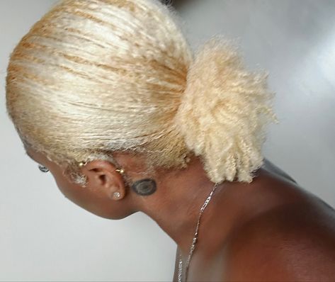 Blonde 4c Hairstyles, Blonde Type 4 Natural Hair, Blonde Hair 4c, Platinum Blonde Natural Hair, Bleached Afro, Blonde 4c Hair, Dark Skin Blonde Hair, Blonde Natural Hair, Short Box Braids Hairstyles