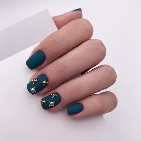 Jingle Jewels | For a festive manicure that'll get you through the New Year, try this matte look. Jewel-toned green gets extra sass from nail jewels. #holiday #nails #designs #southernliving Ivory Nails, Fall Wedding Nails, Christmas Nail Colors, Bridal Nail Art, Nail Jewels, Christmas Nail Art Designs, Coban, Halloween Nail Art, Bridal Nails