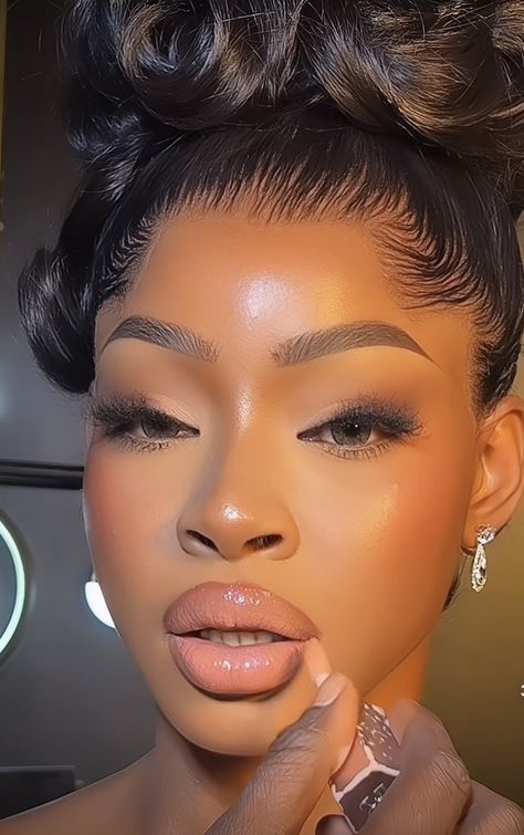 Makeup Looks For Birthday Party, Glamour Makeup Looks, Light Skin Makeup, Pageant Makeup, Birthday Makeup Looks, Light Makeup Looks, Makeup For Black Skin, Birthday Makeup, Brown Skin Makeup