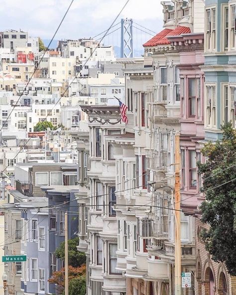 San Francisco. The most charming city in the country! Russian Hill San Francisco, Street Art Love, Living In San Francisco, The Golden Gate Bridge, San Francisco City, San Francisco Travel, Cable Cars, San Fran, California Dreaming