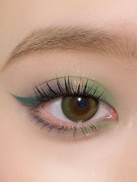 Christmas eyeshadow look: subtle shimmery green Green Eye Makeup Looks Simple, Green And White Eyeshadow, Yule Makeup, Simple Green Eyeshadow, Green Christmas Makeup, Halloween Hogwarts, Green Eyeshadow Looks, Mint Eyeshadow, Marcille Donato