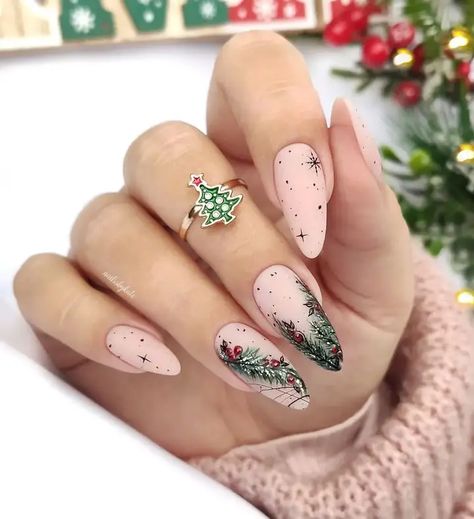 christmas nails ideas Xmas Nail Designs, Classy Nail Art Ideas, Festive Nail Designs, New Years Nail Art, New Years Nail Designs, New Years Eve Nails, Festive Nail Art, Christmas Nails Easy, Cute Christmas Nails