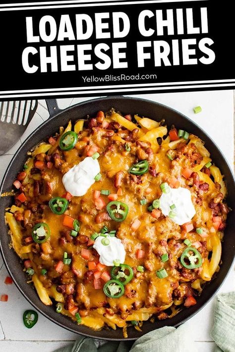 Chili cheese fries are perfect for sharing or for a late night snack. Crispy fries topped with homemade chili, cheese, sour cream and more! Loaded Chili, Chili Pizza, Stovetop Chili, Philly Cheese Steak Sliders, Leftover Chili, Crispy Fries, Chili Cheese Fries, Late Night Snack, Frozen French Fries