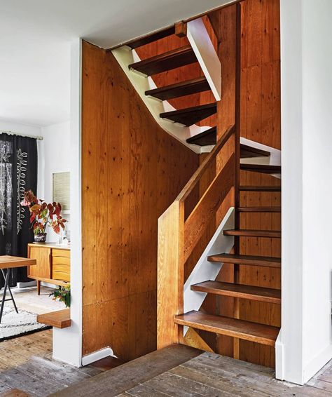 The staircase of Charlene Mullen's London home Mid Century Staircase, Mid Century Stairs, Wooden Staircase Railing, English Townhouse, Urban Interior Design, Wooden Staircase, 70s House, Perfect English, Urban Interiors