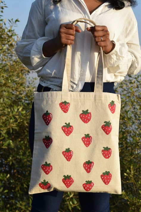 https://youtu.be/9zHyPT3VzL0 Toat Bag Painting, Toat Bag, Strawberry Tote Bag, Totes Ma Goats, Diy Tote Bag Design, Handpainted Tote Bags, Bag Painting, Bags Ideas, Painted Tote