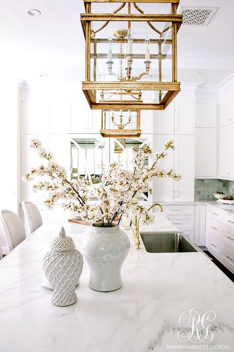 Stunning white transitional kitchen with brass chandeliers, faucets, pot filler and handles. Two-toned La Cornue stove. Townhouse Inspiration, Designer Motivation, Ginger Jars Decor, White Kitchen Pendant Lights, Decorating With Ginger Jars, White Transitional Kitchen, White Kitchen Lighting, White Marble Kitchen, Kitchen Lighting Design