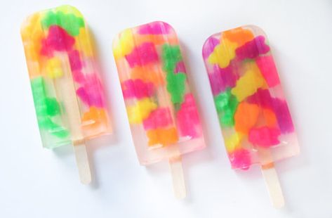 Sprite and gummy bear popsicles...can we substitute the sprite for some vodka?? Yummm Gummy Bear Popsicles, Sommer Mad, Fest Mad, Hello Sweetie, God Mat, Popsicle Recipes, Good Eat, Gummy Bear, Summer Treats