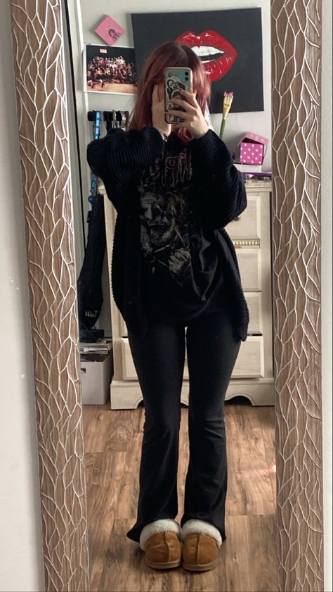 Flared Leggings Alt Outfit, Leggings Casual Outfit Winter, Uggs Outfit Grunge, Goth Outfits With Leggings, Black Legging Flares Outfit, Cardigan And Flare Leggings, Goth Ugg Outfit, Leggings Alternative Outfit, Gothic Comfy Outfits