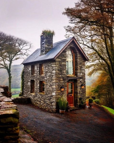 Tiny House Attractive🏠 (@tinyhouseattractive) • Fotos e vídeos do Instagram Tiny Stone House, Tiny Stone Cottage, Stone Cabin, Studio House, Stone Cottages, Tiny House Nation, Tiny Cottage, Cottage Cabin, Casa Container