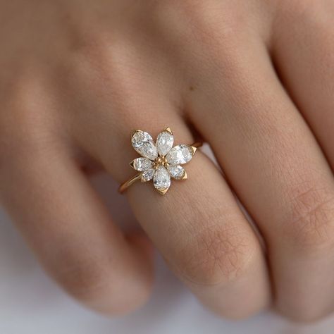 خواتم خطوبة, Pear Cut Engagement Rings, Oval Cut Engagement Ring, Diamond Cluster Engagement Ring, Flower Engagement Ring, Pear Cut Diamond, Pear Engagement Ring, Bridal Ring Sets, Sterling Silver Engagement Rings