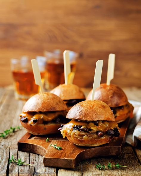 French Onion Beef Sliders, Wagyu Beef Burger, French Onion Beef, French Dip Sliders, Mini Sliders, Hearty Snacks, Beef Sliders, Burger Sliders, Slider Buns