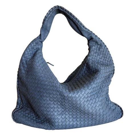 Bottega Veneta Hobo Maxi Misty Navy Pelle Intrecciato 51cm Queste sono foto professionali della borsa vera e propria. Questa borsa Bottega Veneta è un pezzo di lusso eccezionale, realizzato con l'iconica pelle di agnello con l'inconfondibile trama Intrecciato. Questa borsa è abbastanza capiente da contenere tutti i tuoi oggetti essenziali ed è l'accessorio perfetto per look quotidiani eleganti e senza sforzo. CONDIZIONE: ECCELLENTE Leggeri segni d'acqua all'interno.  DETTAGLI:   Bottega Veneta Veneta Grande Dimensioni: Larghezza 51-53cm, Altezza 38cm, Profondità 3cm Colore esterno: Navy  Pelle di agnello