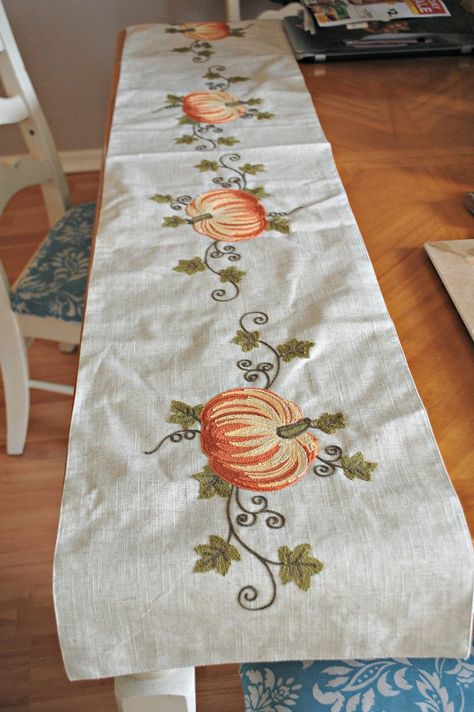 Christmas Table Runner Pattern, Bordados Tambour, Pottery Barn Pillow Cover, Pottery Barn Pillows, Trend Board, Diy Pillow Covers, Crochet Angel, Flower Drawing Design, Fall Table Runners