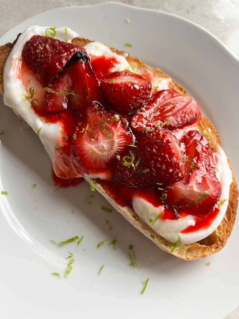 Roasted strawberry toast | margauxfood.ca Strawberry Toast, Grilled Strawberries, Fruit Toast, Blueberry Desserts Recipes, Banana Chia Pudding, Roasted Strawberry, Strawberry Scones, Fresh Breakfast, Dairy Free Cream