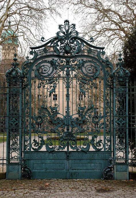 Tor Design, Wrought Iron Gates, Lan Can, Iron Gates, Iron Gate, Gothic Architecture, Entrance Gates, Gothic House, Beautiful Doors