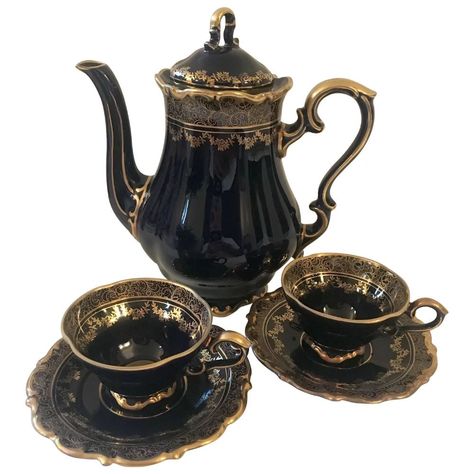 Theme Decorations Ideas, Victorian Tea Party, Goth Home, Gothic Aesthetic, Teapots And Cups, Gothic Decor, Gothic House, Tea Service, Gold Decor